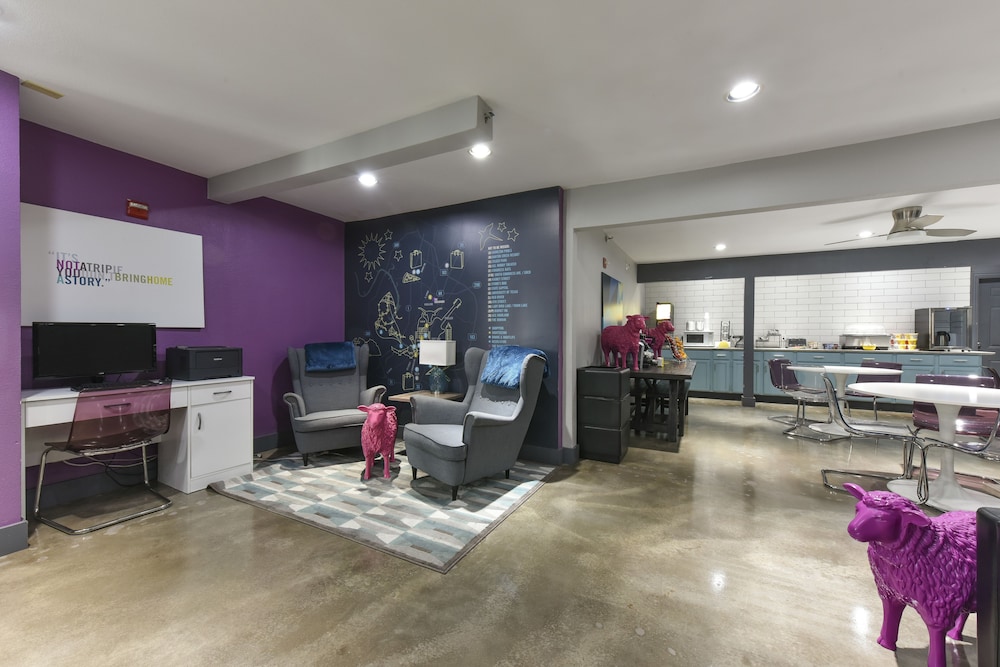 Lobby-lounge