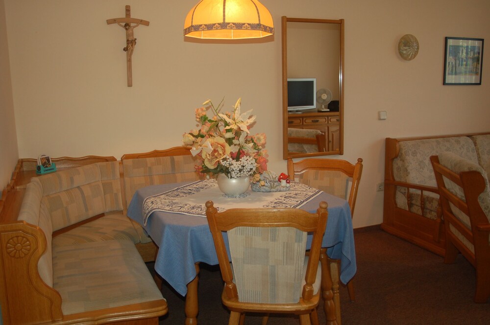 Essbereich im Zimmer (Apartment, Küche)