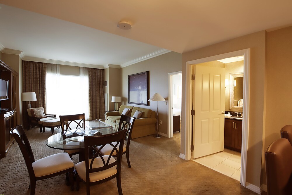 Signature Suite, 2 Bedrooms, Balcony, Executive Level - Living Area