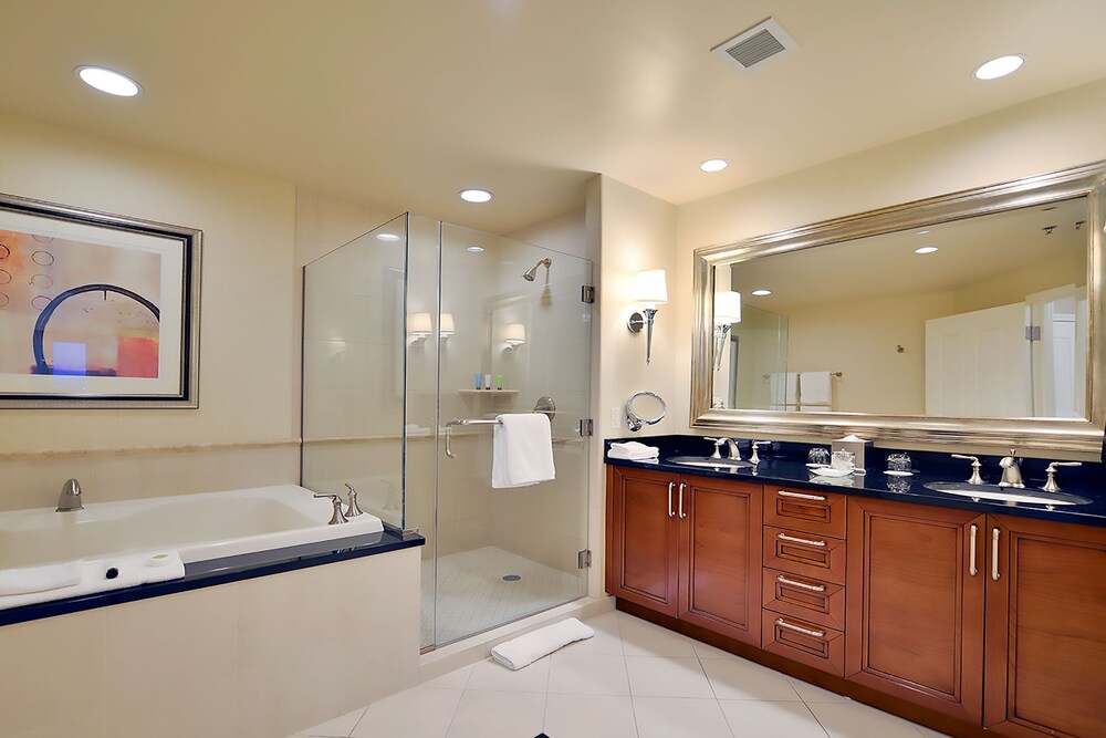 Signature Suite, 2 Bedrooms, Balcony, Executive Level - Bathroom