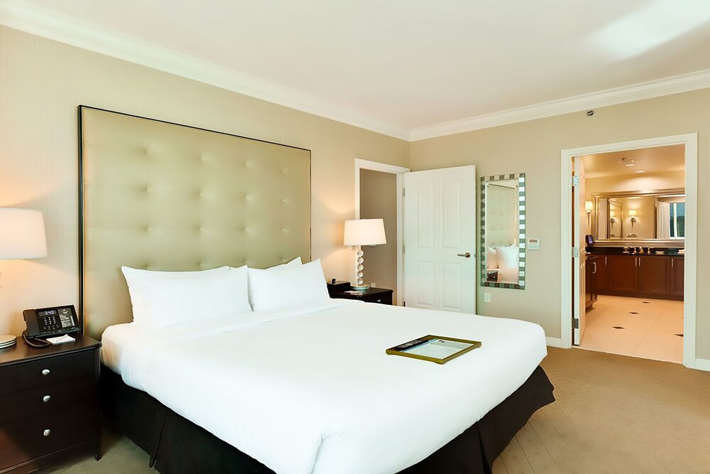 Signature Suite, 2 Bedrooms, Balcony, Executive Level - Room