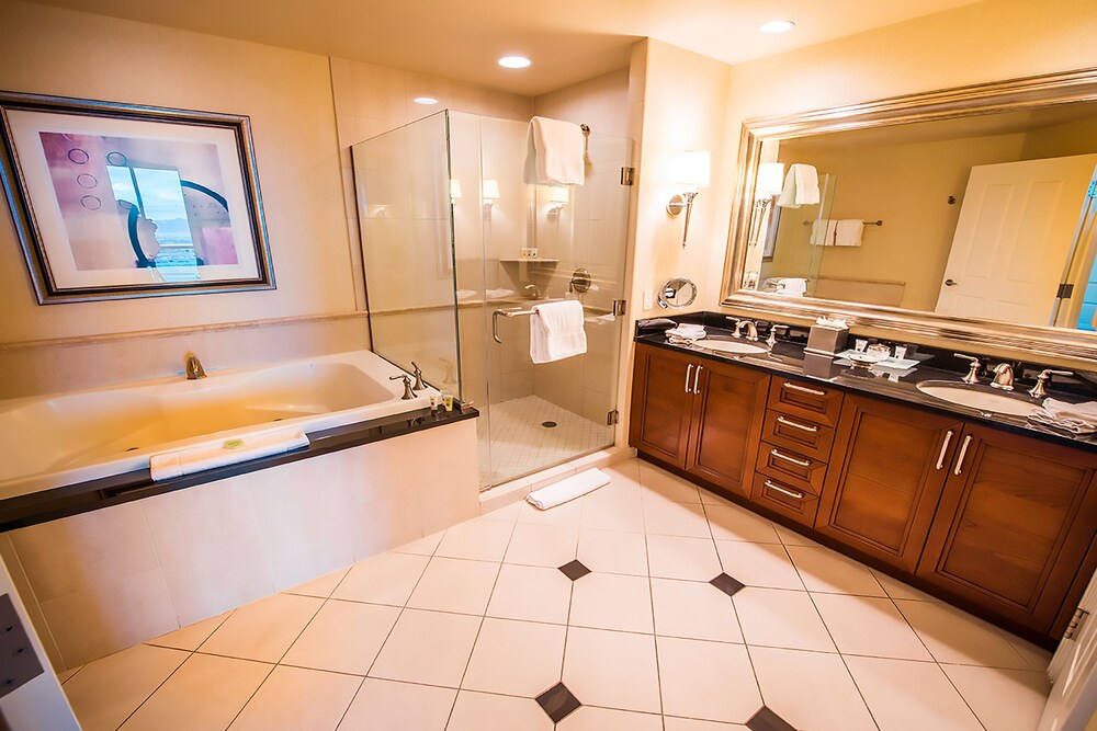 Signature Suite, 2 Bedrooms, Balcony, Executive Level - Bathroom