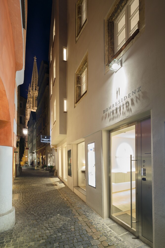 Hotelfassade am Abend/bei Nacht