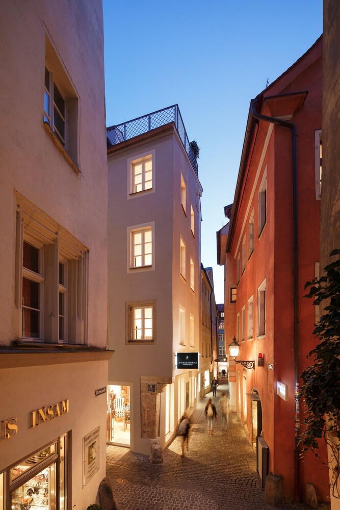 Hotelfassade am Abend/bei Nacht