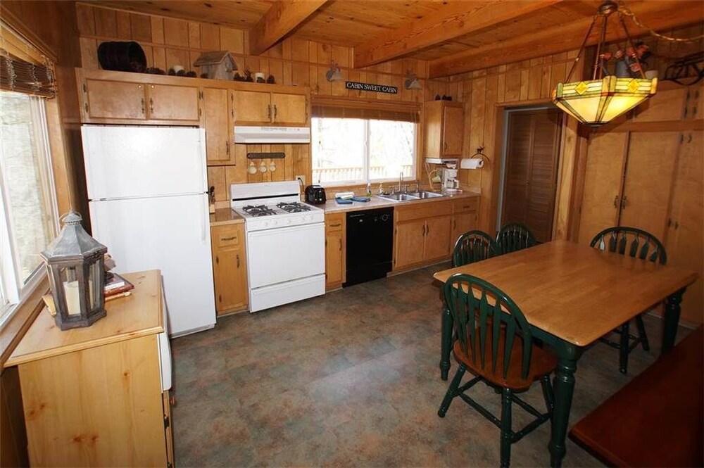 객실 내 주방 (Wolf Road Retreat 2 Bdrm, 1.5 Bath)