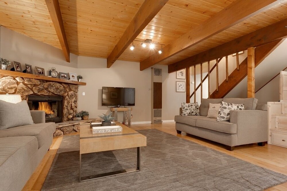 거실 공간 (Five Pines - 2 Bdrm, 2 Bath)