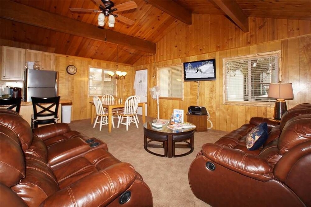 거실 공간 (The Cozy Bear Inn - 2 Bdrm, 1 Bath)