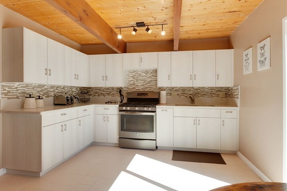 객실 내 주방 (Five Pines - 2 Bdrm, 2 Bath)