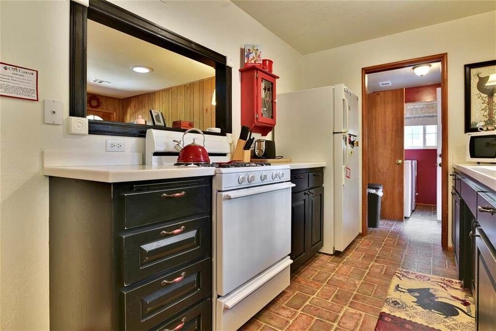 객실 내 주방 (3 Little Bears Cabin - 2 Bdrm, 1 Bath)