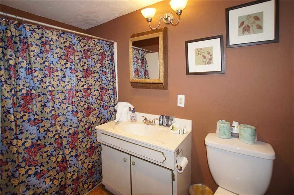 욕실 (Sweet Maple Cabin - 2 Bdrm, 2 Bath)