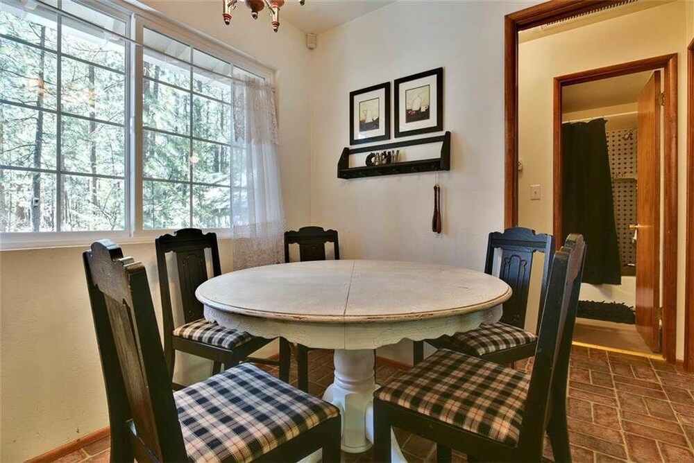 객실 내 식사 (3 Little Bears Cabin - 2 Bdrm, 1 Bath)