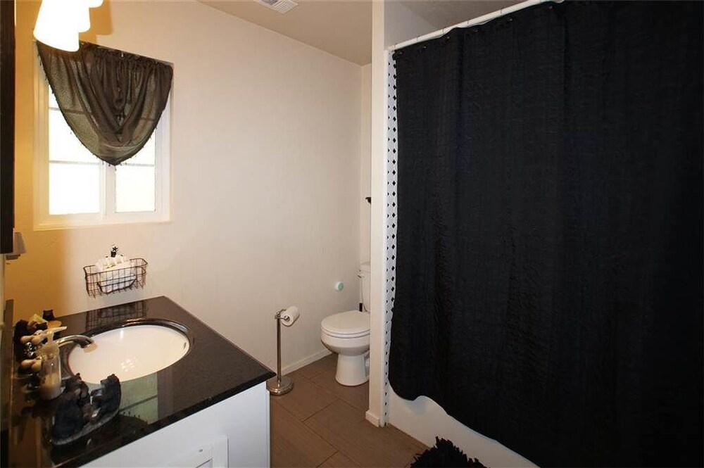 욕실 (3 Little Bears Cabin - 2 Bdrm, 1 Bath)
