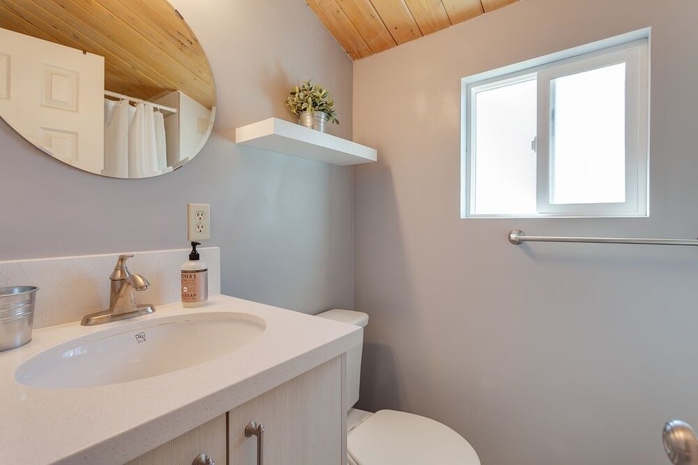 욕실 (Five Pines - 2 Bdrm, 2 Bath)