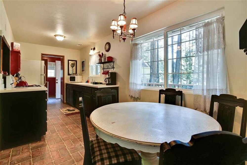 객실 내 식사 (3 Little Bears Cabin - 2 Bdrm, 1 Bath)