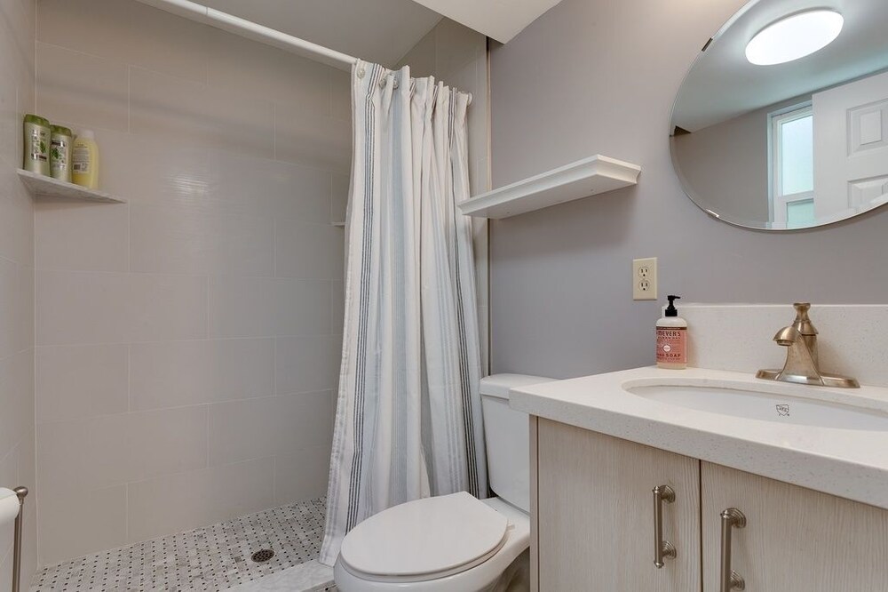 욕실 (Five Pines - 2 Bdrm, 2 Bath)