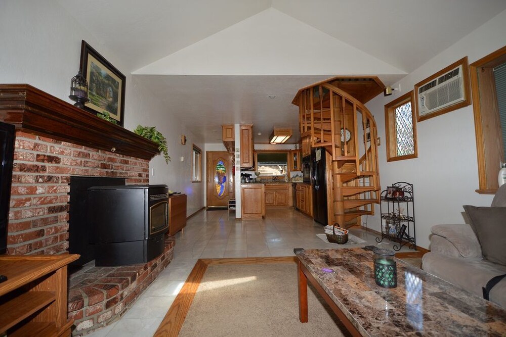 거실 공간 (Storybook Chalet - 3 Bdrm, 1 Bath)