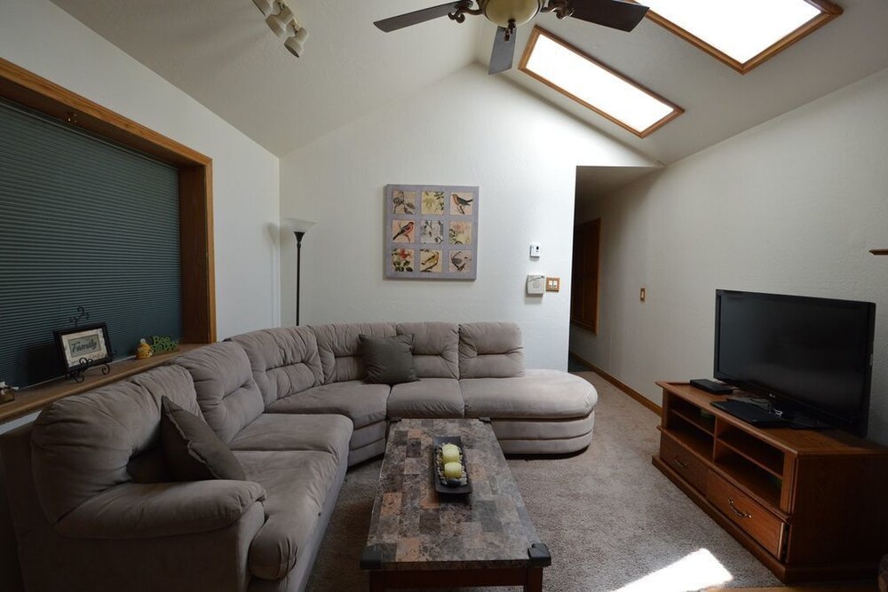 거실 공간 (Storybook Chalet - 3 Bdrm, 1 Bath)