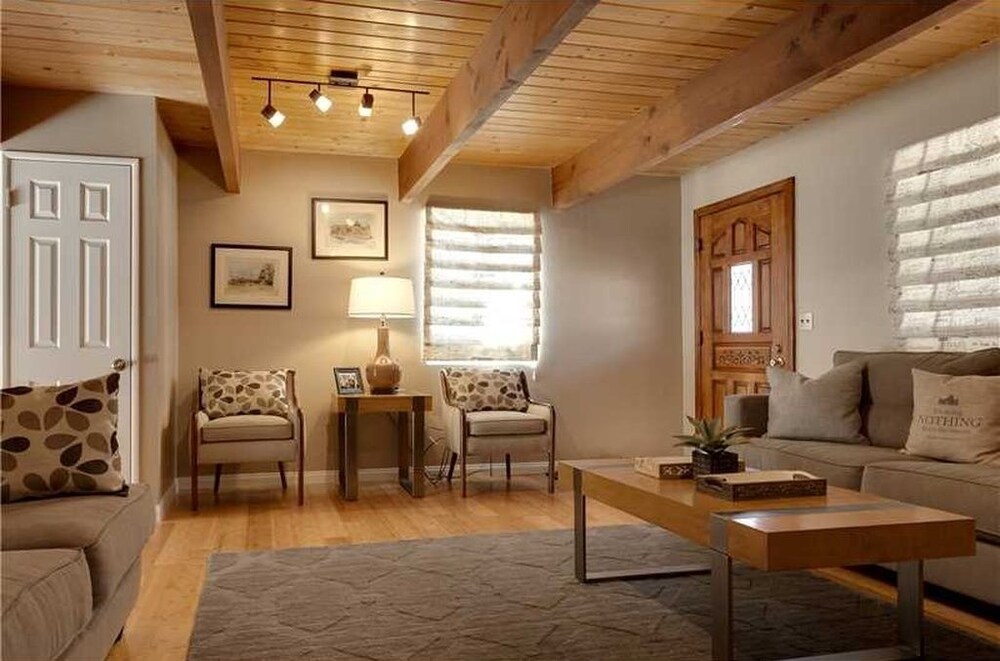 거실 공간 (Five Pines - 2 Bdrm, 2 Bath)