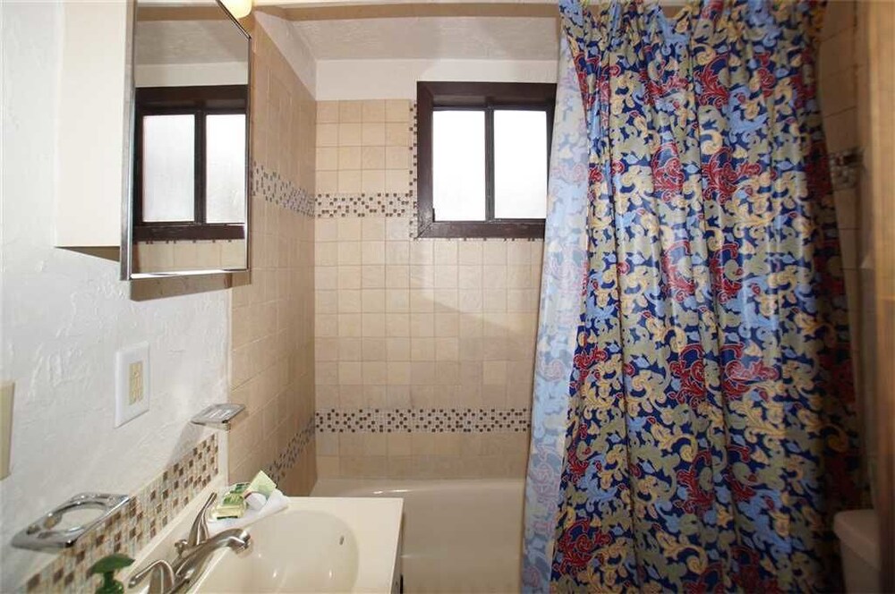 욕실 (Sweet Maple Cabin - 2 Bdrm, 2 Bath)