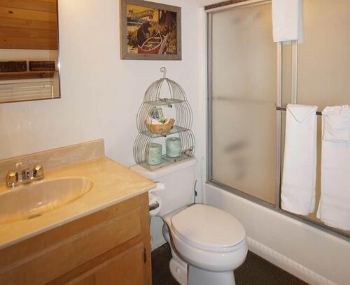 욕실 (Wolf Road Retreat 2 Bdrm, 1.5 Bath)