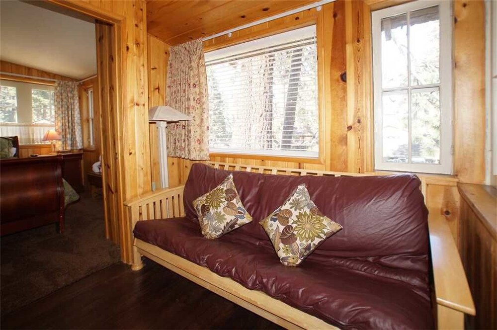 거실 공간 (All Seasons Chateau - 1 Bdrm, 1 Bath)