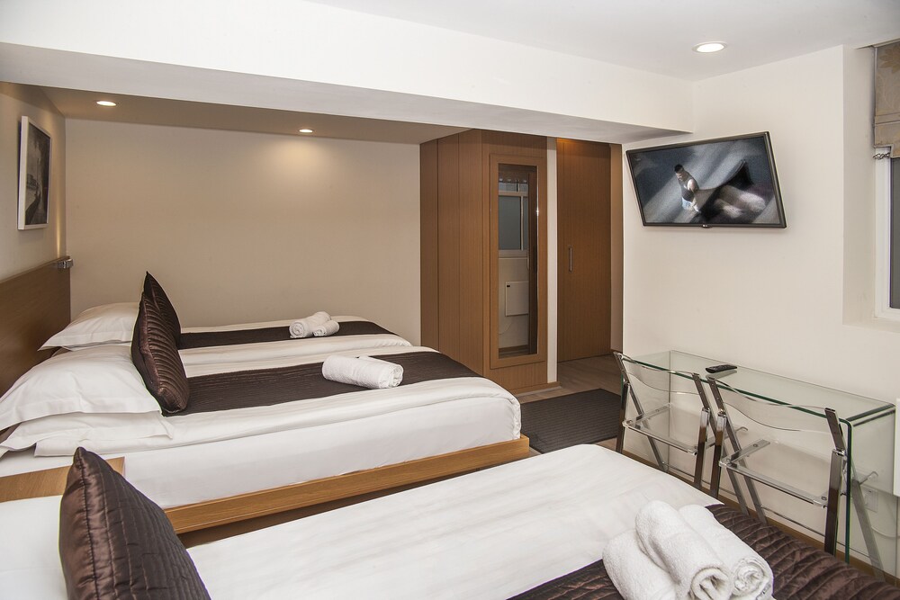 Multiple Beds Family Room - Guestroom
