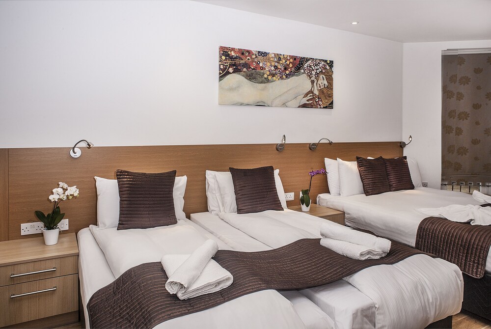 Multiple Beds Family Room - Guestroom