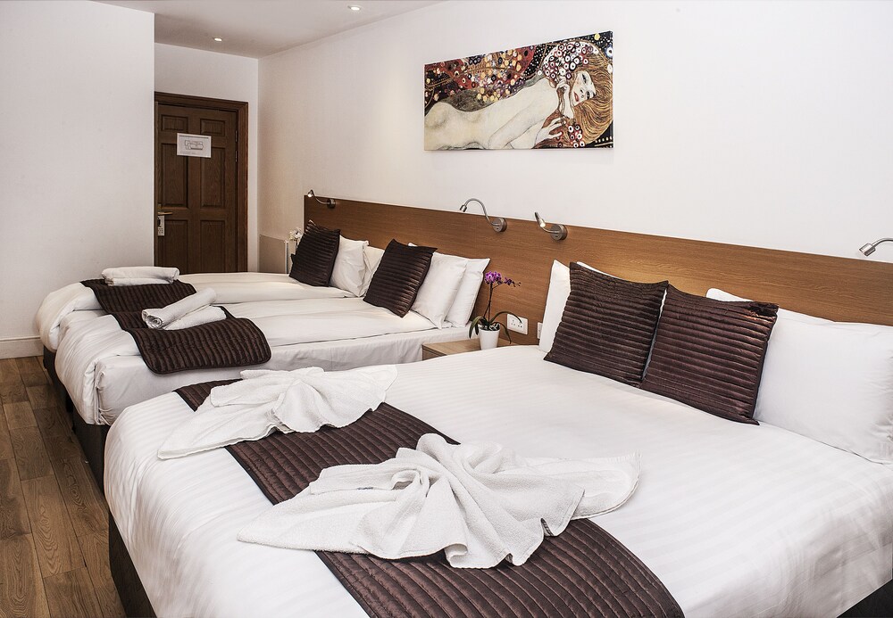 Multiple Beds Family Room - Guestroom