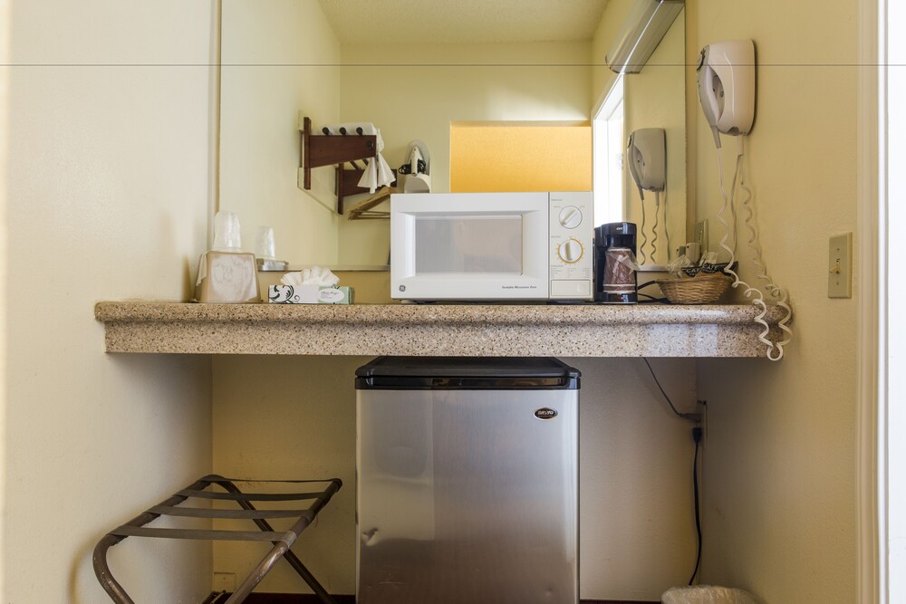 Private kitchenette, Ocean Palms Motel