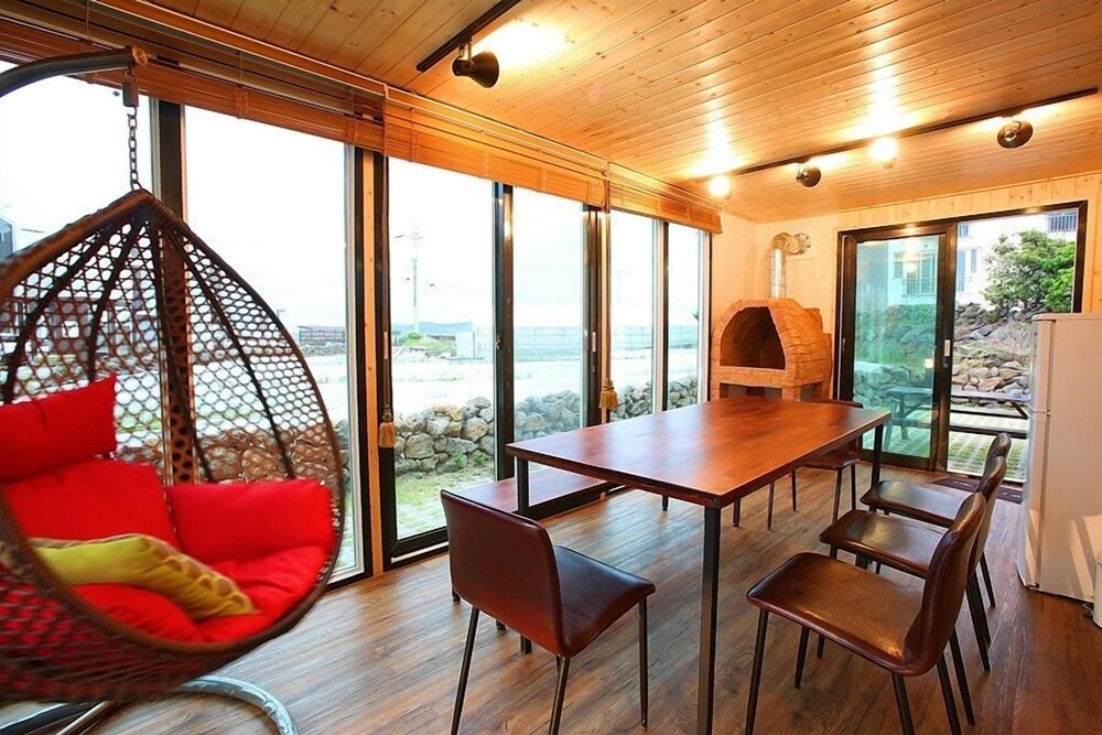 객실 내 식사 (Jeju Sorang- Barbecue Package Room)