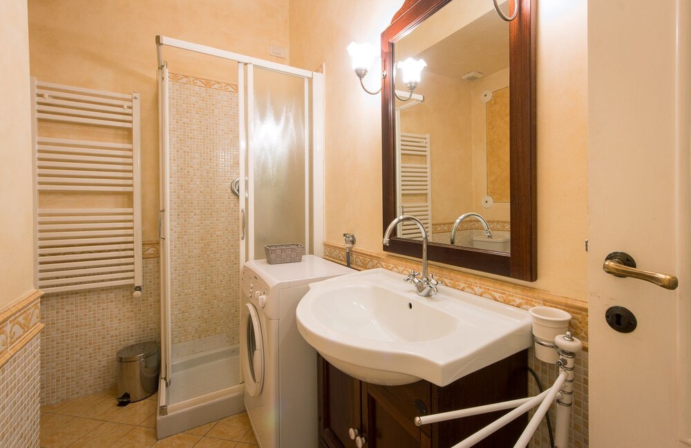 Premier Apartment, Kitchen (Location: Via Ghibellina 121) - Bathroom