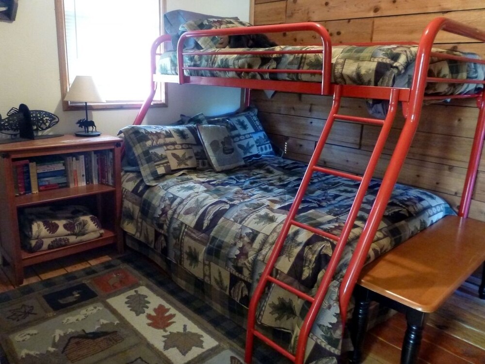 Premium Cabin, 2 Bedrooms, Mountain View - Guestroom