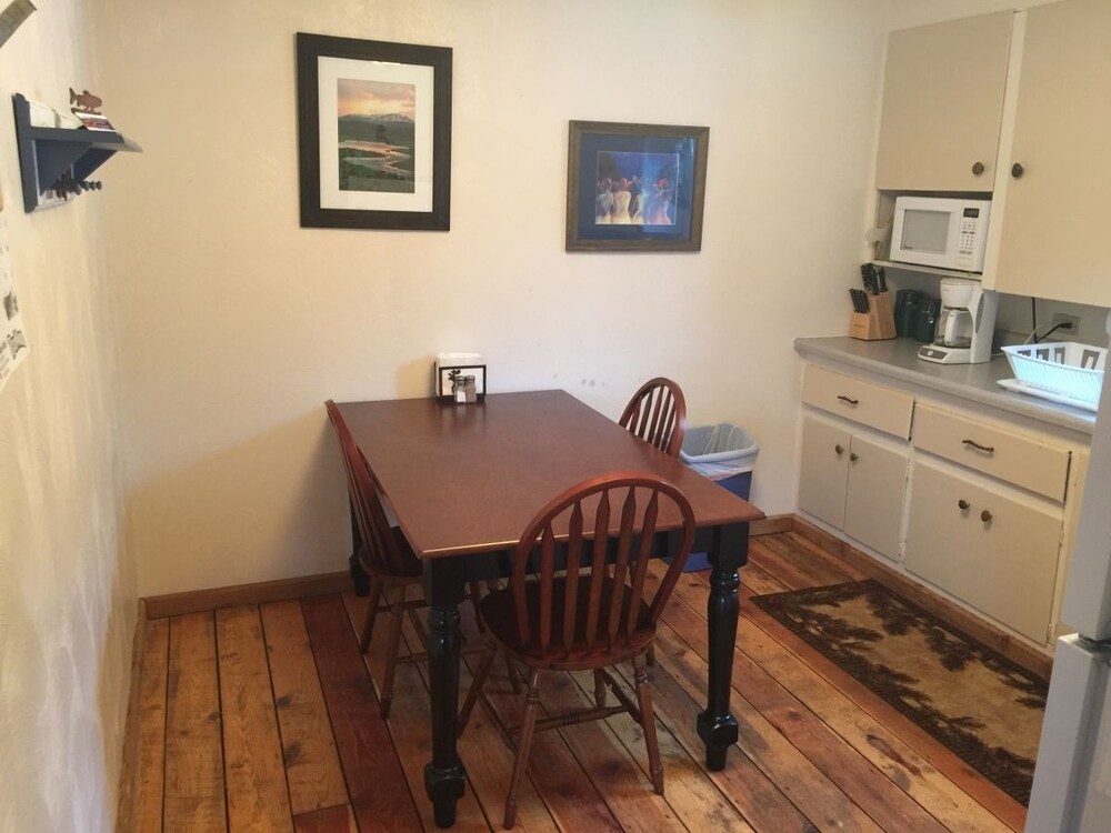 Premium Cabin, 2 Bedrooms, Mountain View - In-Room Dining