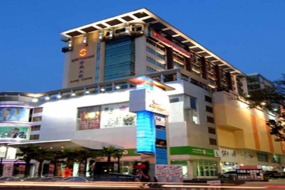ด้านหน้าของโรงแรม - ช่วงเย็น/กลางคืน
