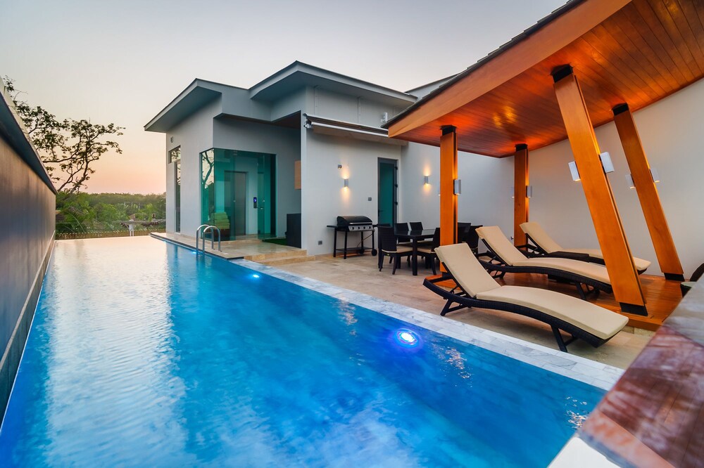 야외 수영장 (Luxury Four Bedroom Beach Front Villa)