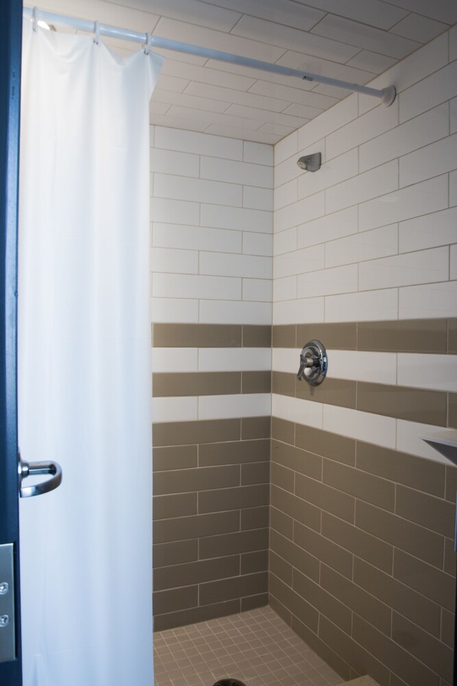 Basic Single Room, Shared Bathroom (Residence) - Bathroom Shower