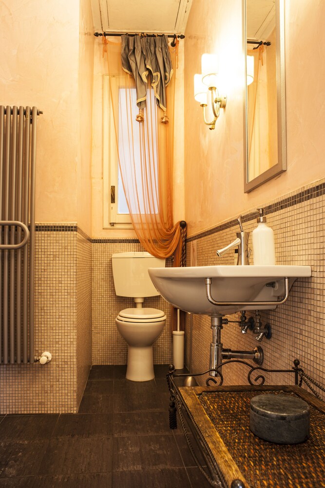 Bagno (Attico Deluxe, vista città (Location: Piazza S. Lorenzo 7))