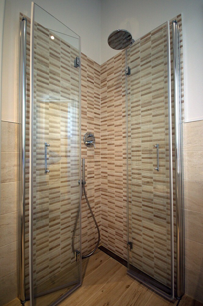 Doccia (Appartamento Grand, 2 camere da letto (Location: Via Sant'Antonino 23))