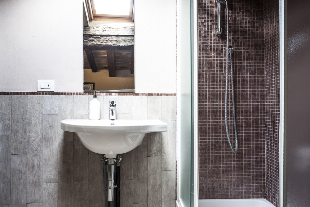 Bagno (Attico Deluxe, vista città (Location: Piazza S. Lorenzo 7))
