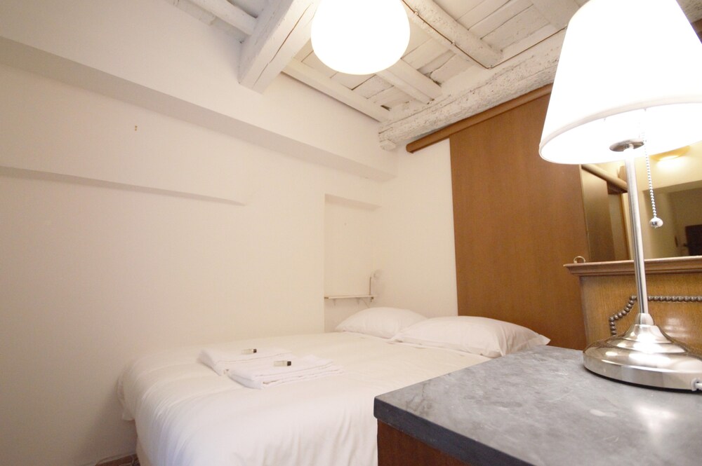 Camera (Appartamento, 1 camera da letto (Location: Via Faenza 16))