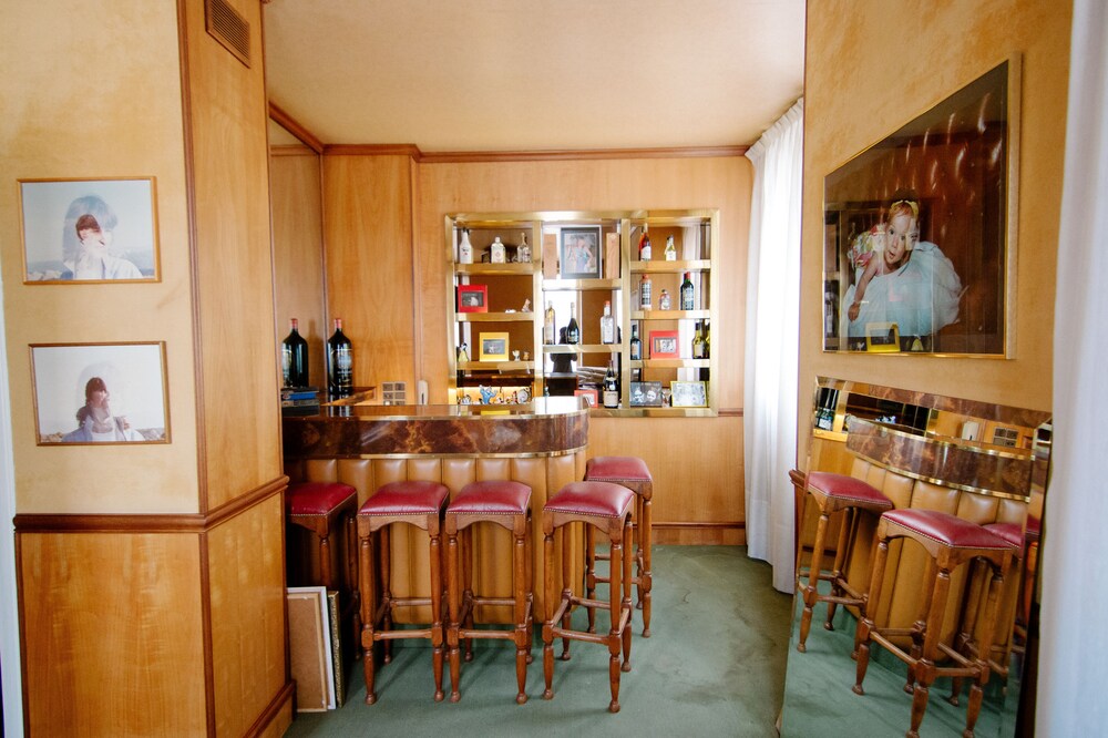 Hotel Bar