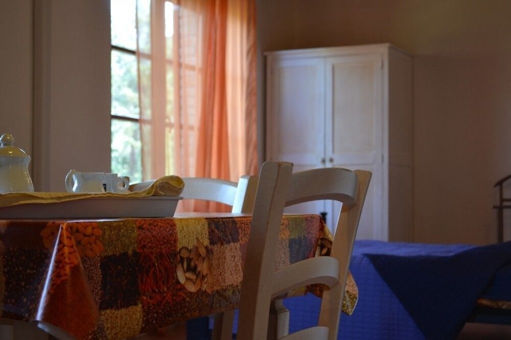 Studio - In-Room Dining