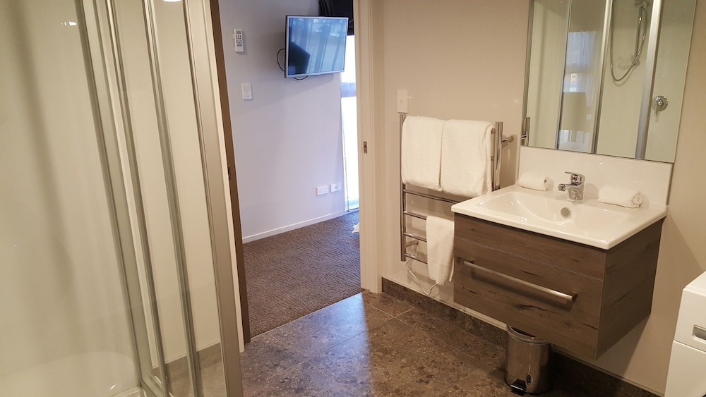 Studio Loft (stairs and only suitable for guests 1.7m or lower) - Bathroom