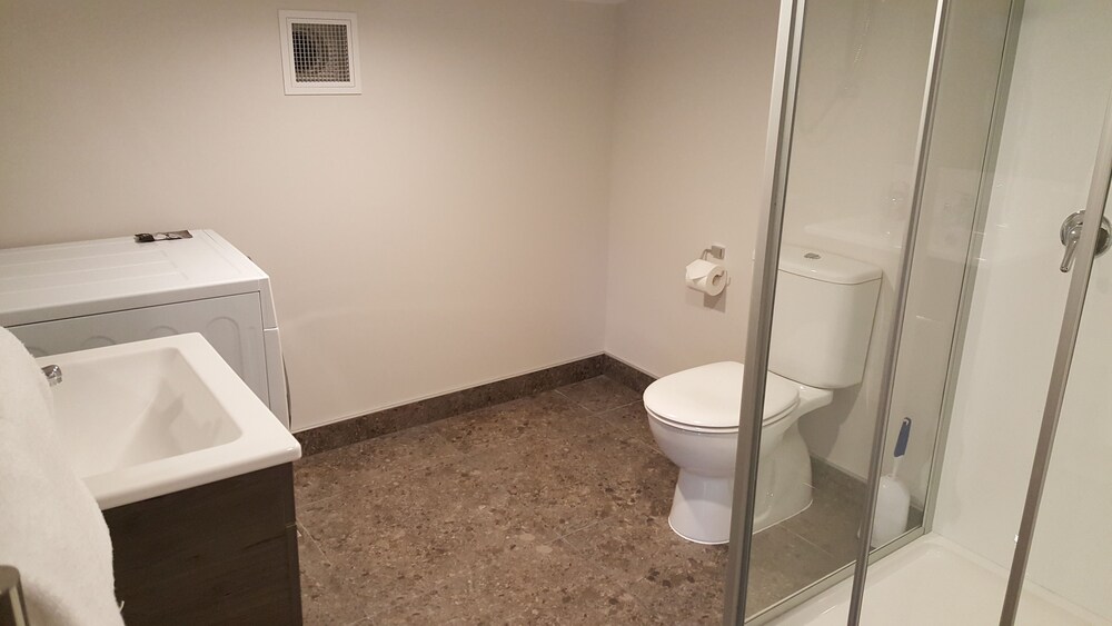 Studio Loft (stairs and only suitable for guests 1.7m or lower) - Bathroom