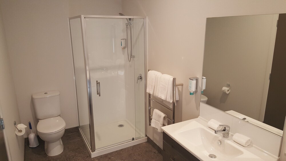 3-Bedroom Penthouse Apartment - Bathroom