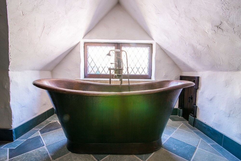 Deep Soaking Bathtub