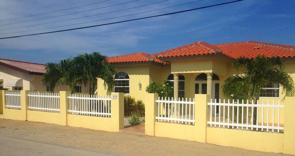 호텔 정면 (Cas di Sono Aruba 3 bedrooms 2.5 baths, Pool View, Poolside )