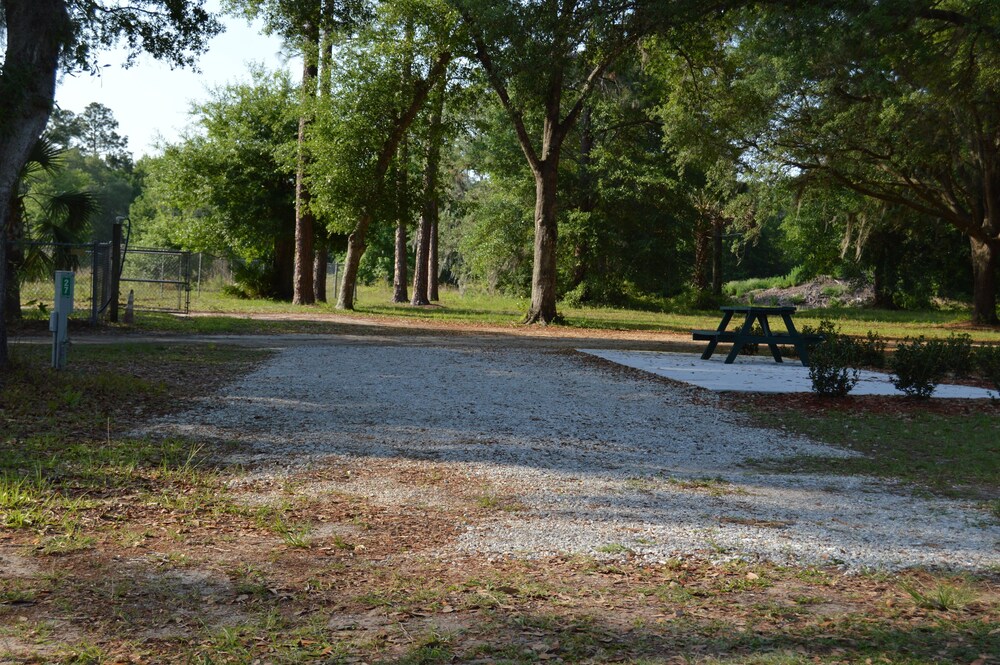 객실 (RV Site Rental - 80x30 Deluxe Big Rig Pull Thru Full Hook Up 50amp - BRING YOUR OWN RV)