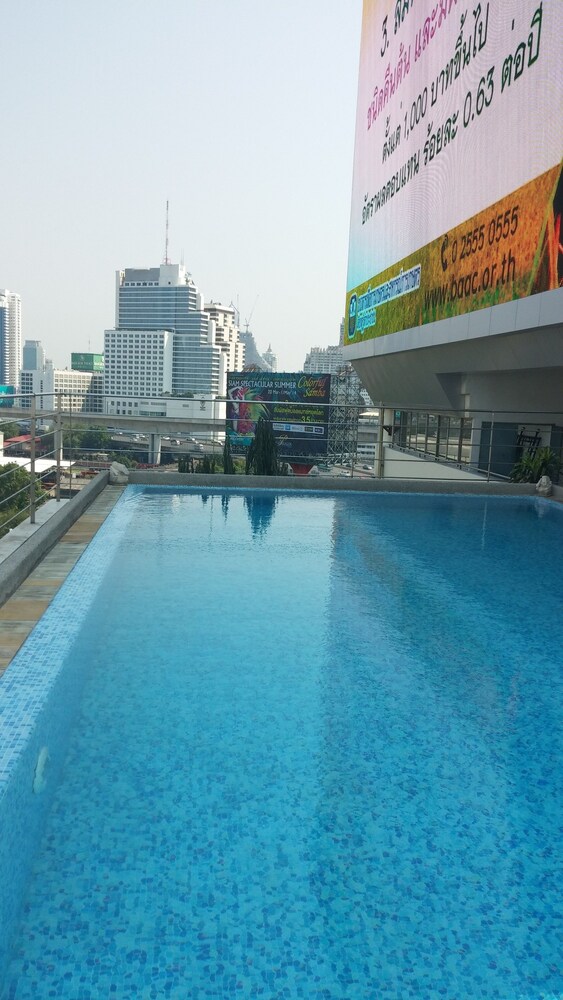 สระว่ายน้ำกลางแจ้ง