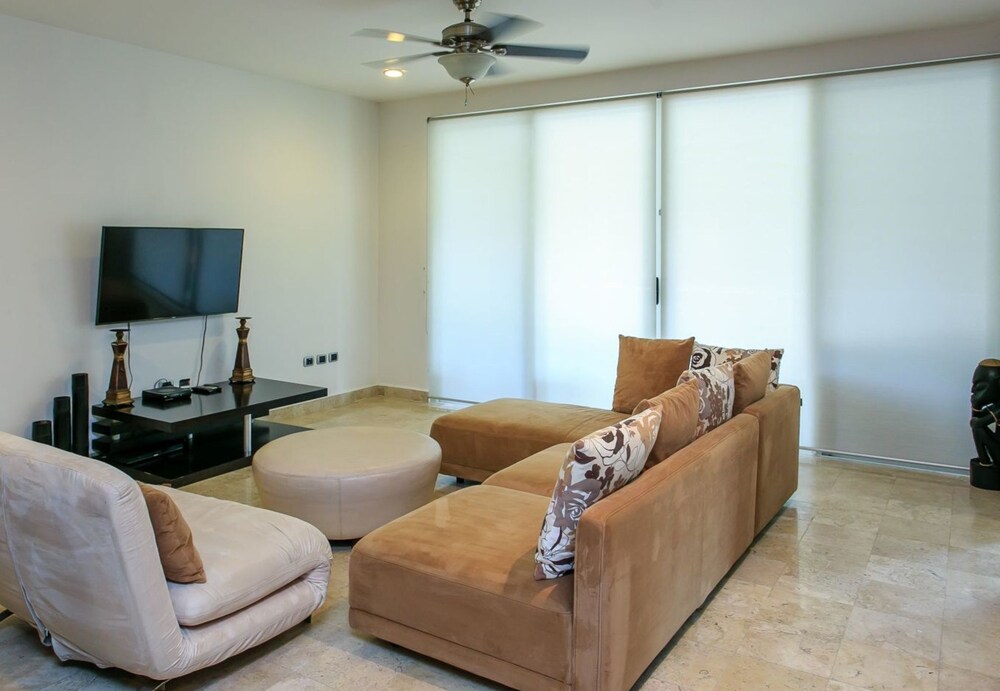 거실 공간 (아파트, 침실 2개, 욕조, 시내 전망 (Mamitas 1103 - 2 Bedrooms & Terrace))